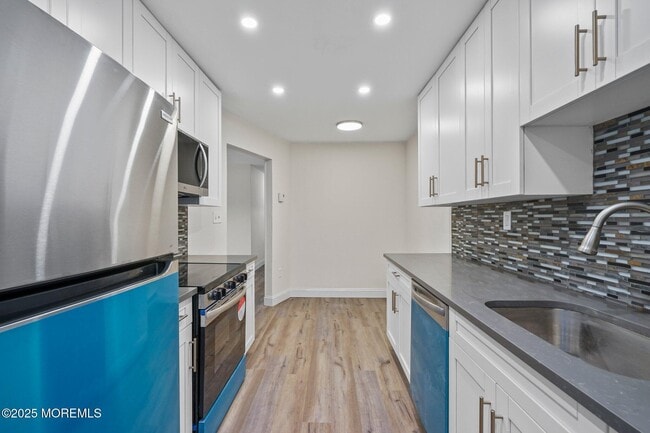 Building Photo - 60 Amberly Dr