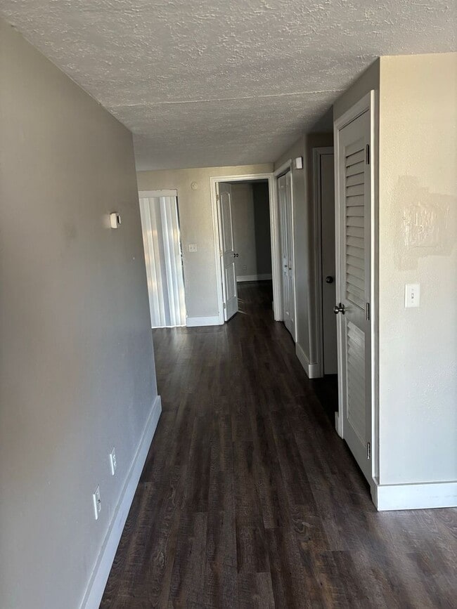 Building Photo - Spacious 3 Bedroom 2 Bath apartment!