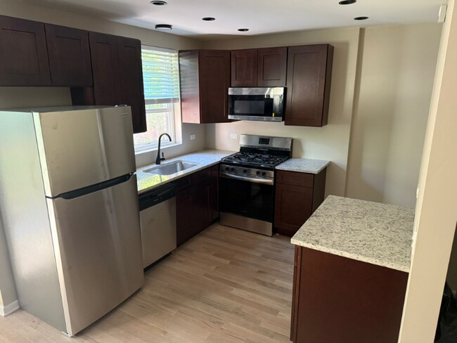 Foto del edificio - 1653 E 70th St
