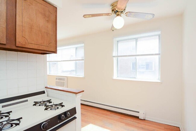 Building Photo - 443 W Aldine Ave