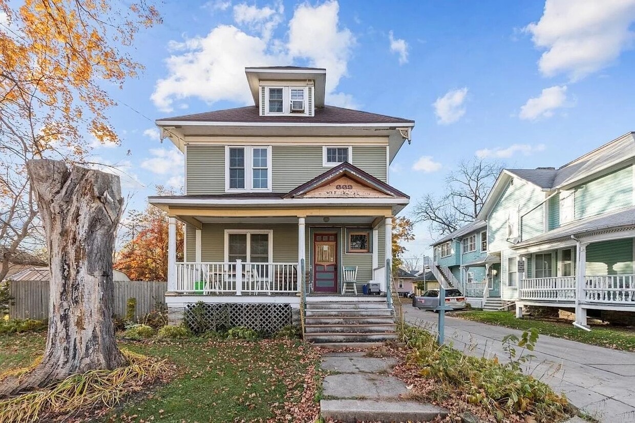 Primary Photo - Updated Home Close to UWO
