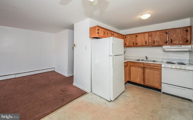 Building Photo - 309 W Poplar St