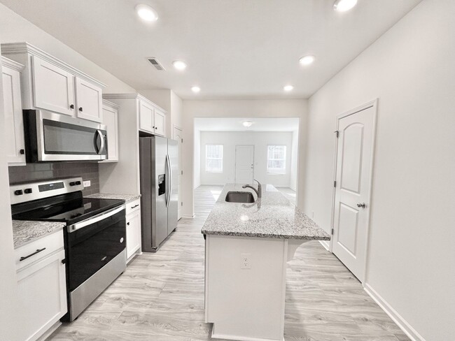 Building Photo - 2 br 2.5 ba  Charming townhome community  ...