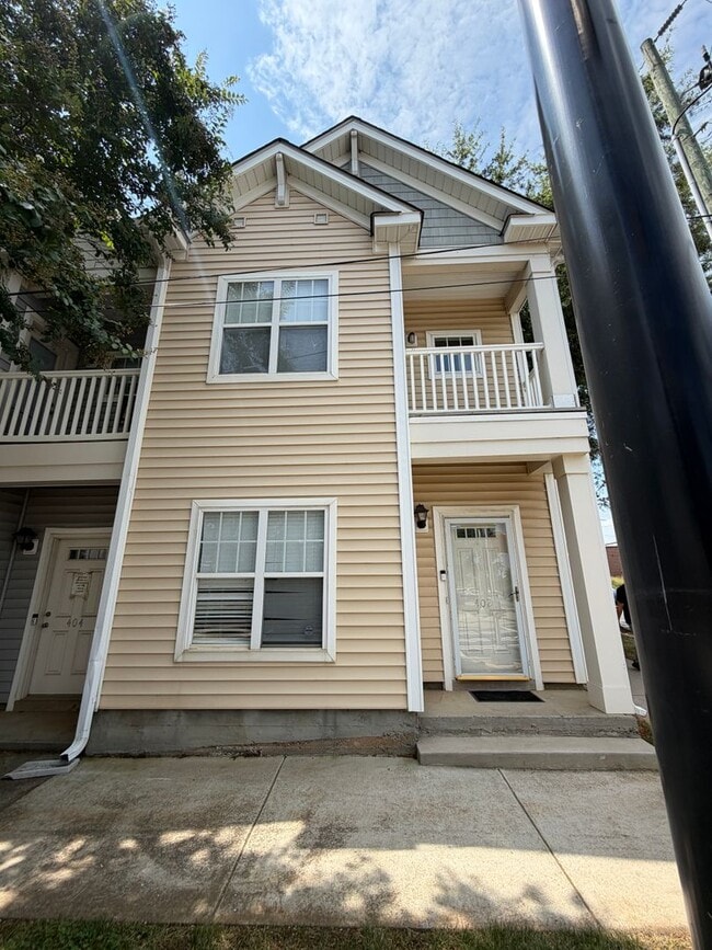 Building Photo - 402 E 16th St