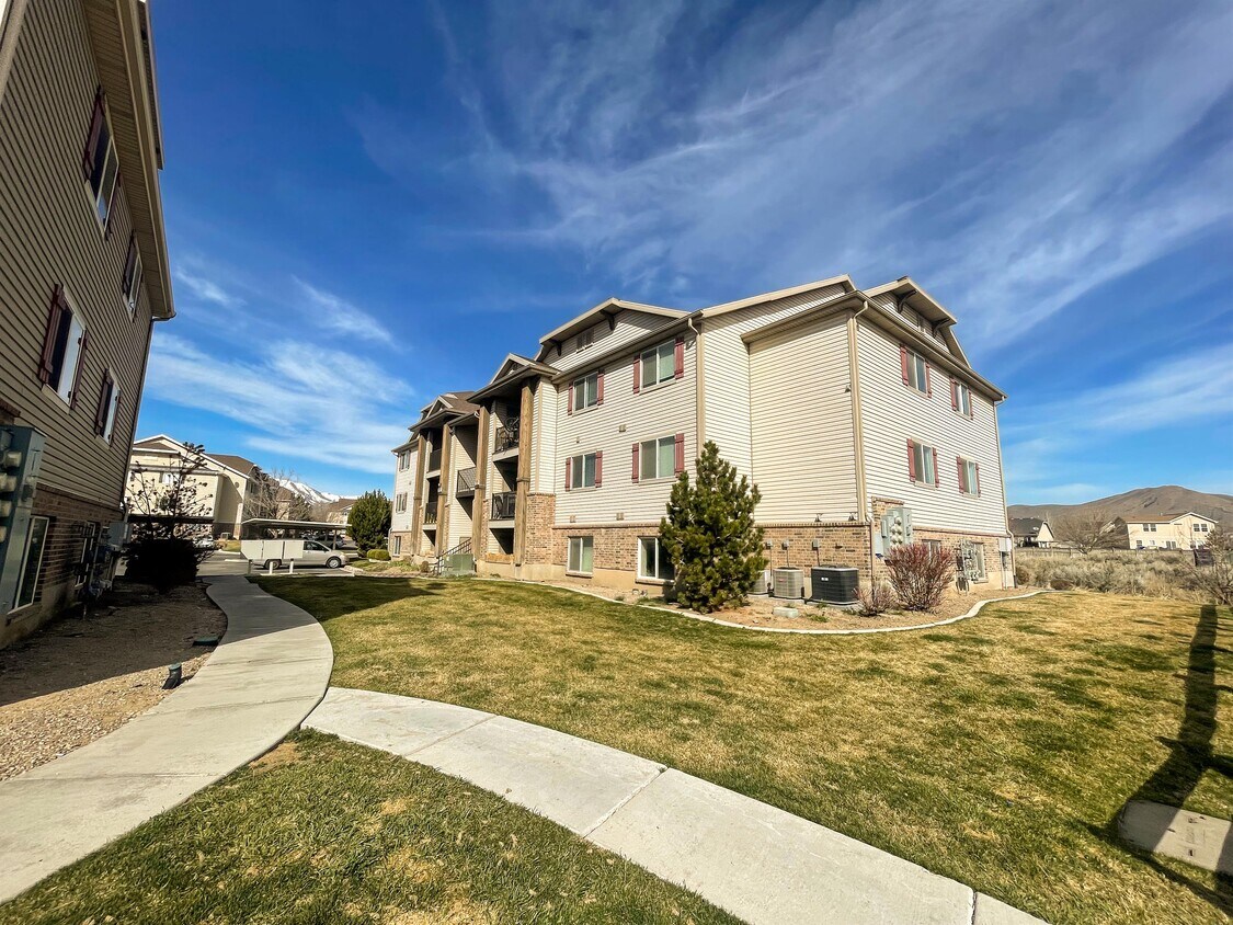 8212 N Cedar Springs Rd, Eagle Mountain, UT 84005 Townhome Rentals in
