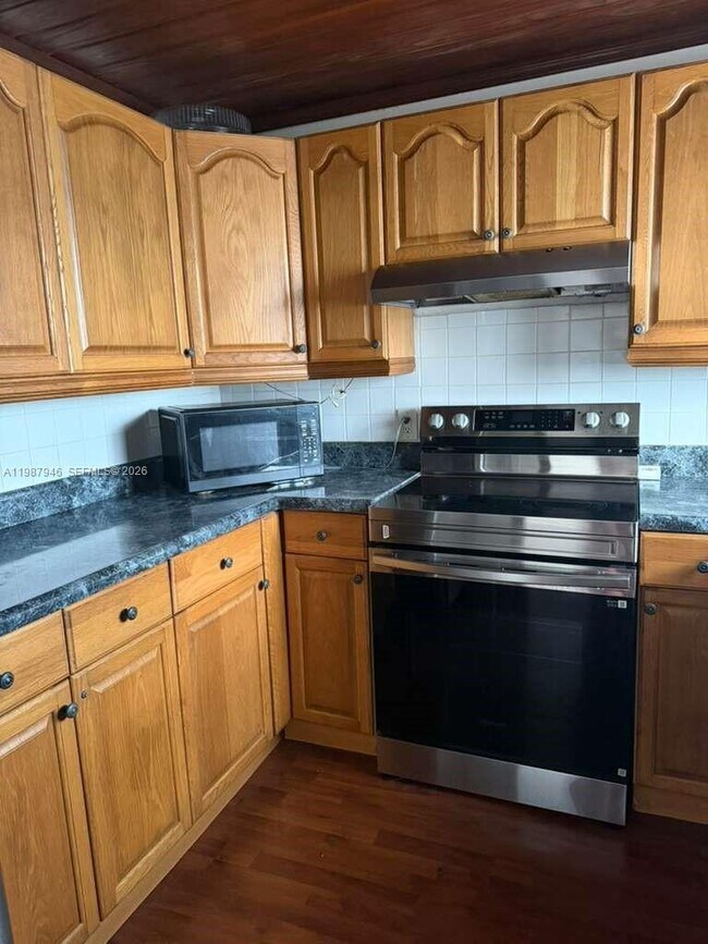 Foto del edificio - 200 Waterway Dr S