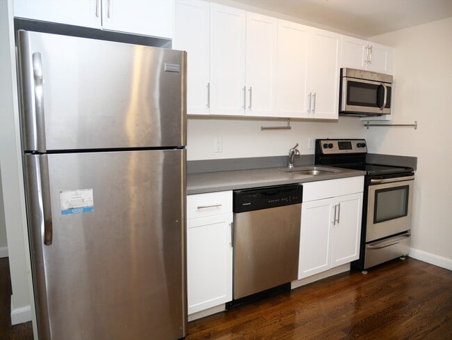 Building Photo - 45 Carlton St