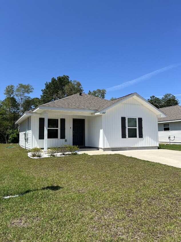 Building Photo - Available July 1st – Charming Pensacola Rental with Fenced Yard & Convenient Location