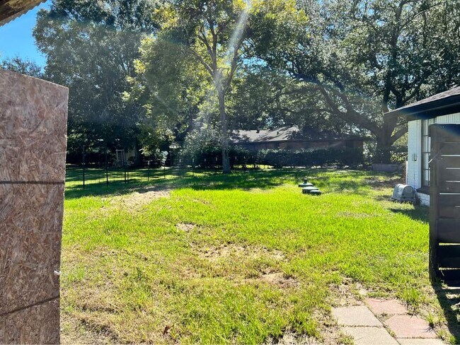 Building Photo - 8672 Cloverdale