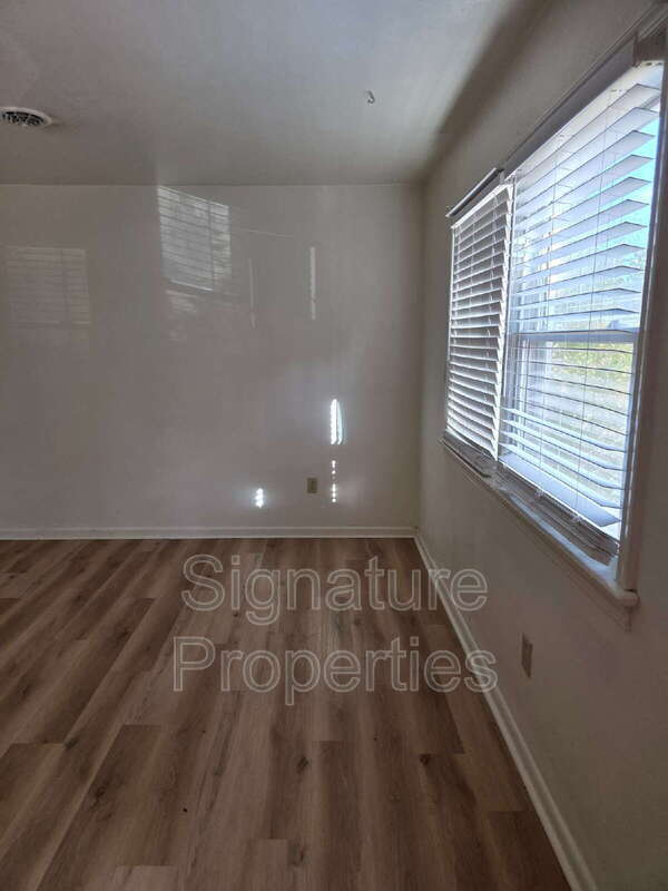 Foto del edificio - 321 Ewell Ln