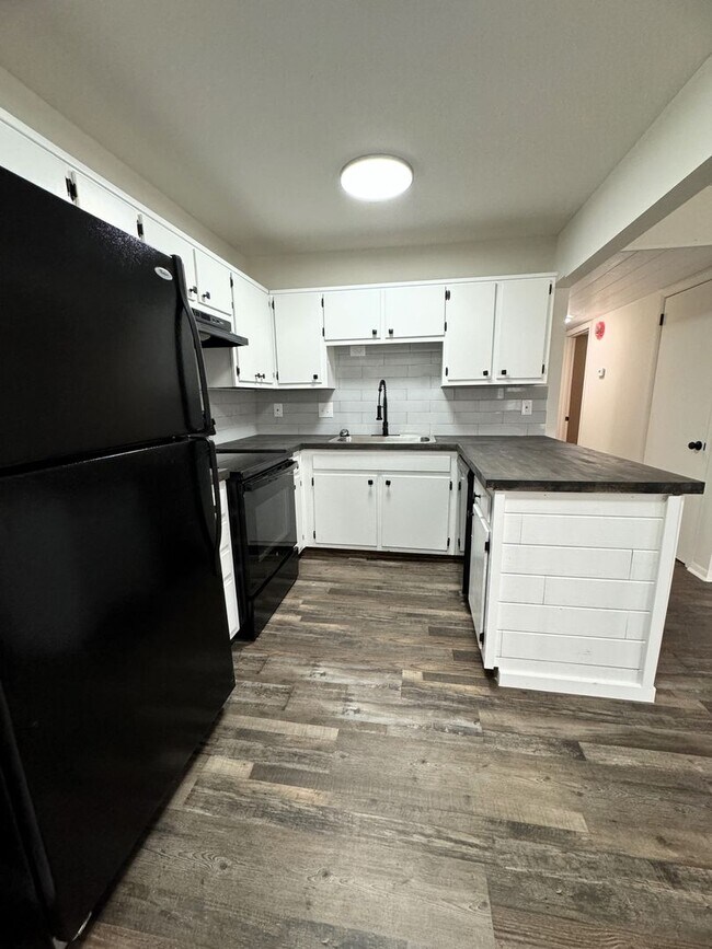 Building Photo - Move In Special!!