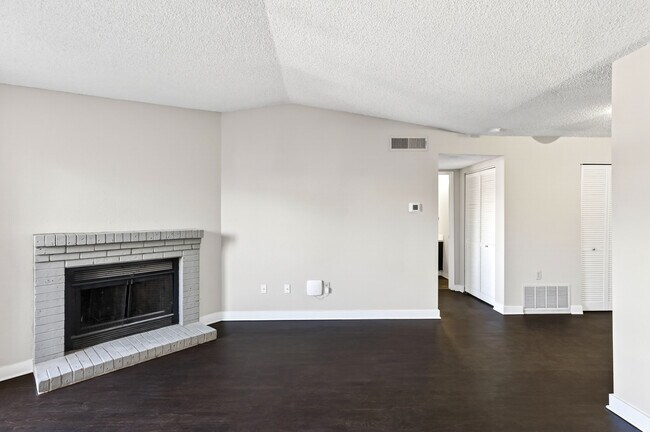 Reúnanse, relájense y siéntanse como en casa en su sala de estar. - Verona Apartment Homes