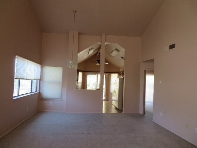 Building Photo - Clean 2 Bedroom 2 Bath Home