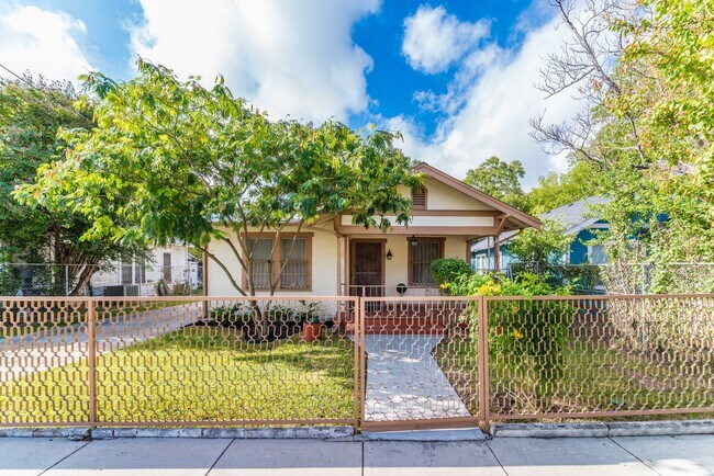 Building Photo - UPDATED 2-BEDROOM IN FIVE POINTS