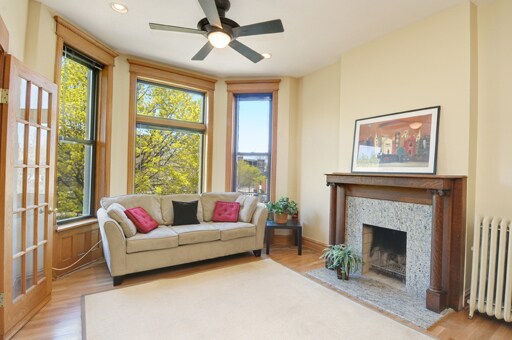 Building Photo - 4053 N Greenview Ave