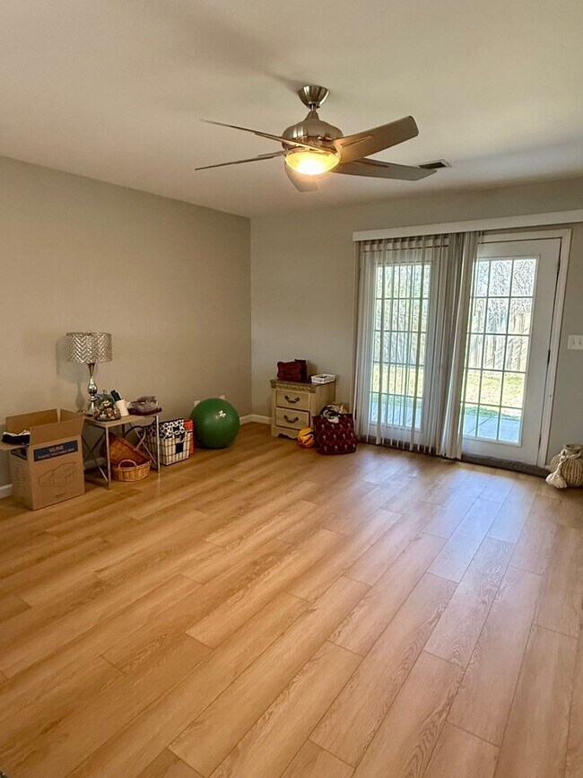 Foto del edificio - Updated 3BR Home with Luxury Vinyl Plank Flooring Throughout & Spacious Yard