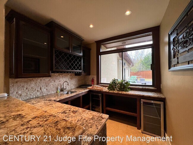Foto del edificio - 4 br, 4 bath House - 1300 Broadmoor Lane