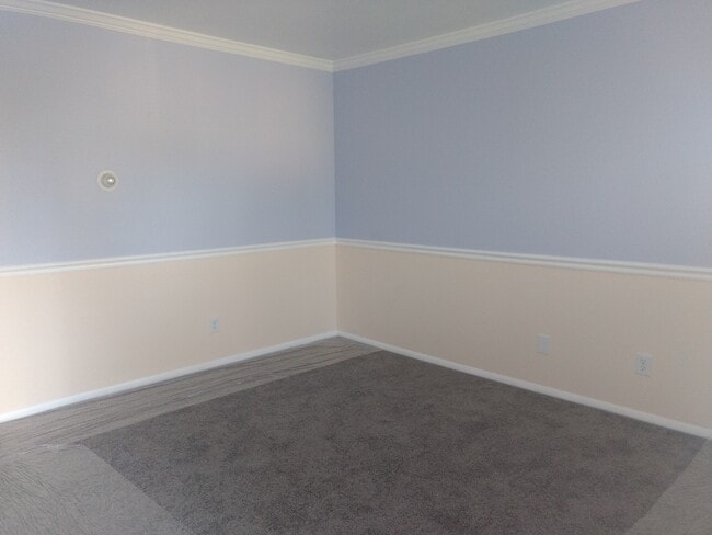 Building Photo - Updated 2 Bed 1 Bath Townhouse close to downtown Louisville