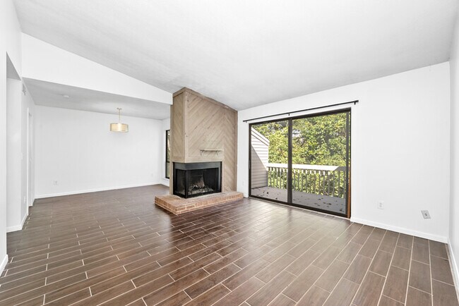 Foto del edificio - Freshly Painted and Clean Condo Kenwood/Ma...