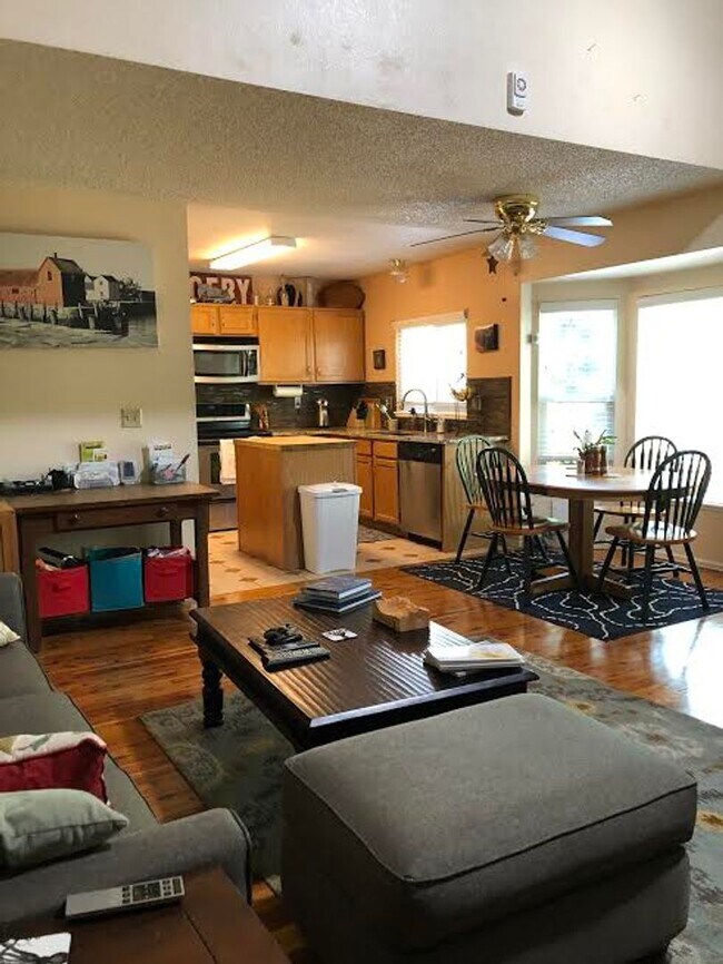Foto del edificio - 4 Bd, 2 Ba, Home, Quiet Neighborhood, Great Floorplan, Mature Landscaping!
