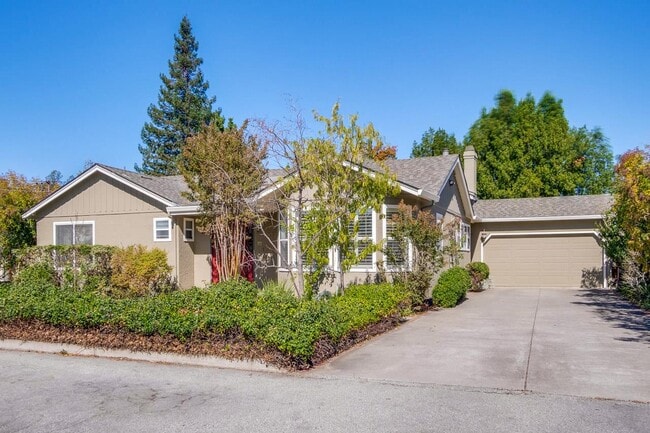 Building Photo - 579 Crawford Dr
