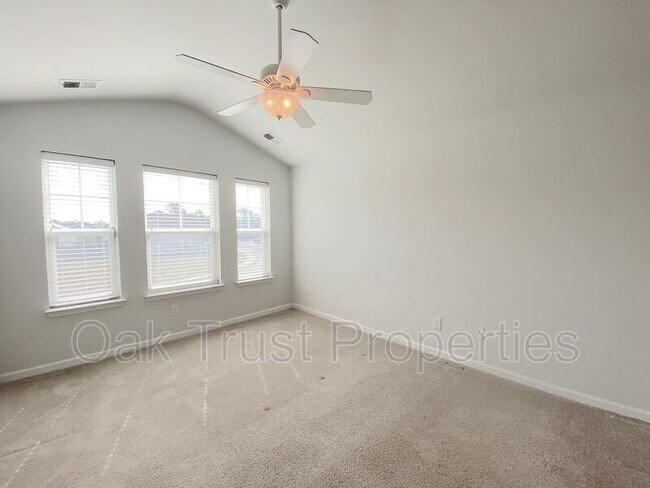 Foto del edificio - 121 Wild Holly Dr