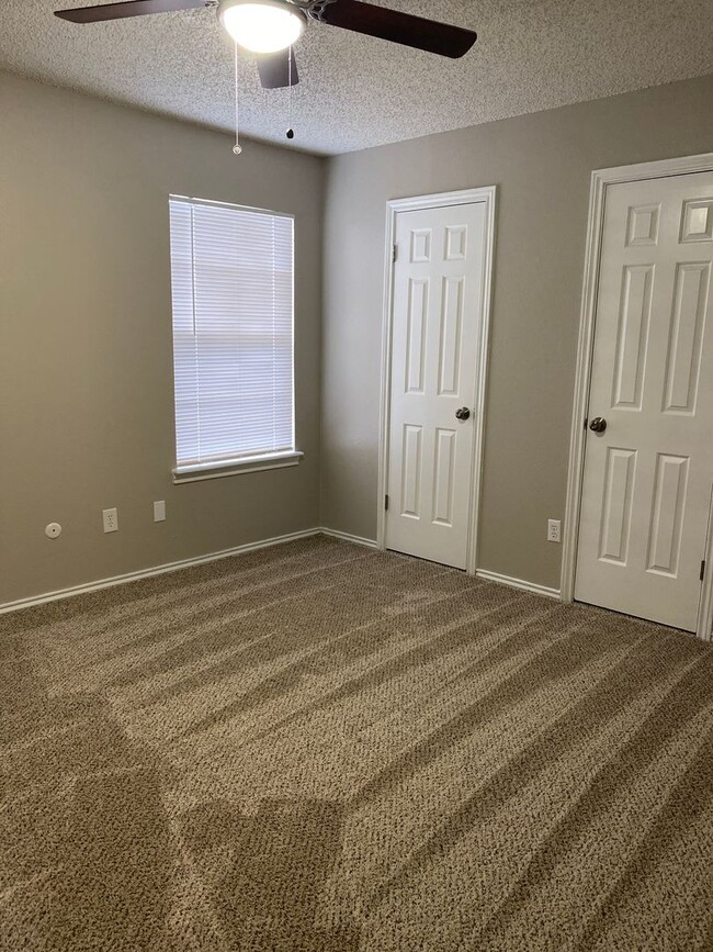 Building Photo - 2 Bedroom 1.5 Bathroom Townhouse