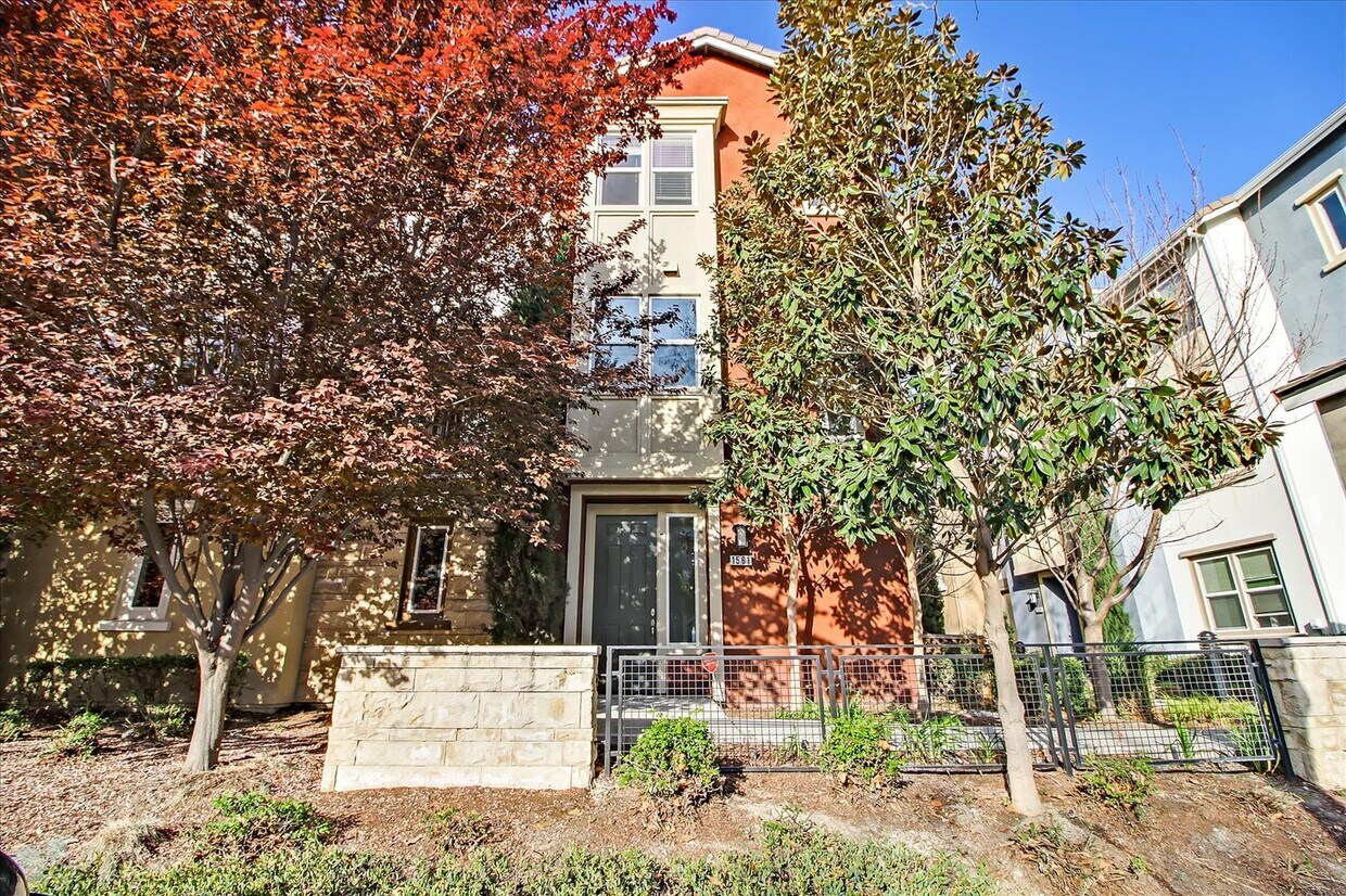 Primary Photo - Rare find 3 bedrooms 3.5 bath Townhome for...