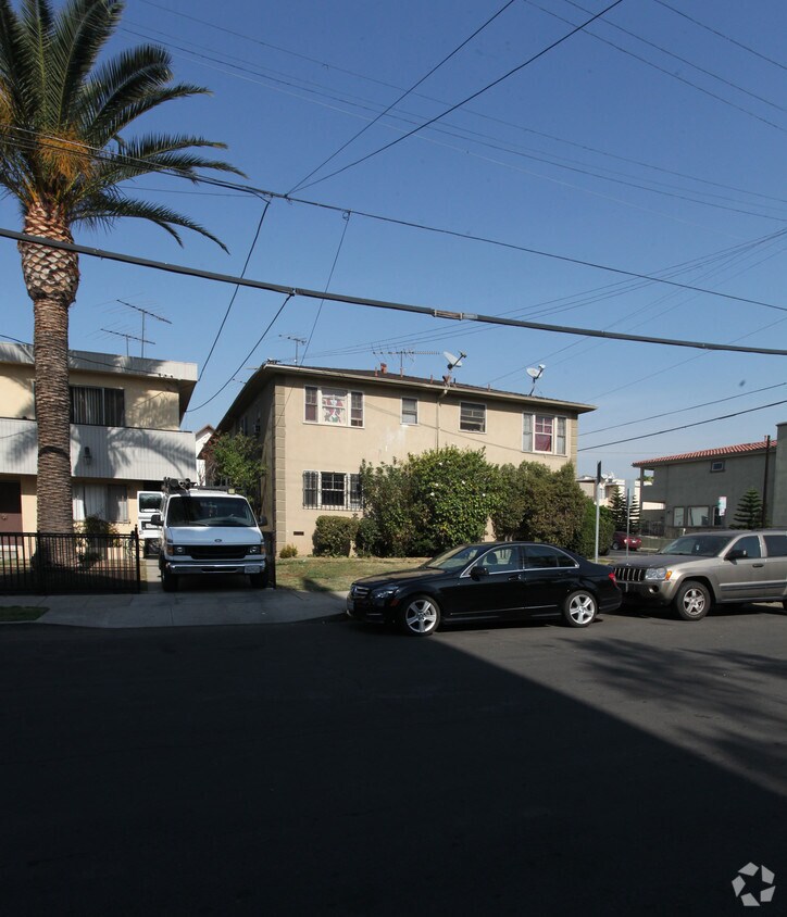 Foto del edificio - 1205 N Serrano Ave