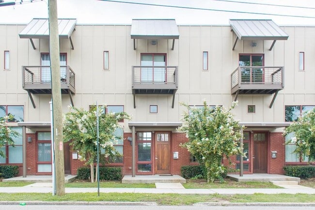 Building Photo - 852 E 8th St