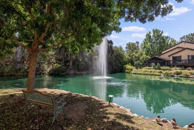 Foto del edificio - Resort-Style 2-Bed, 2-Bath Condo with Lake...