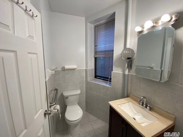 Building Photo - 13 W 106th St
