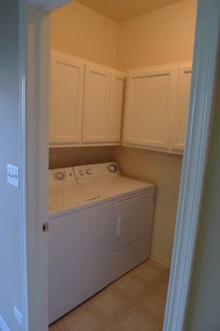 Building Photo - 2433 Oakfield Dr