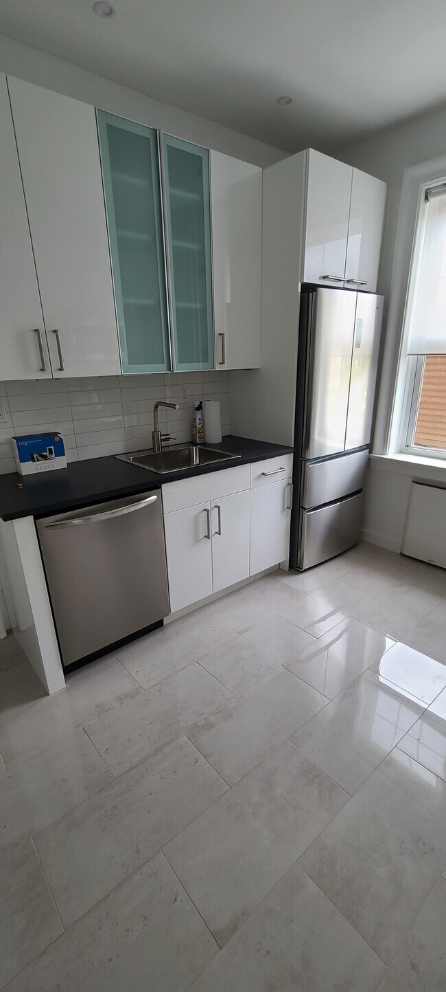 Foto del edificio - 244 Lawton Ave