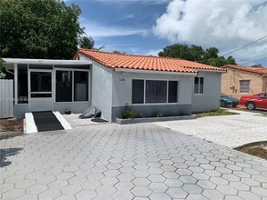 Building Photo - 638 SW 10th St