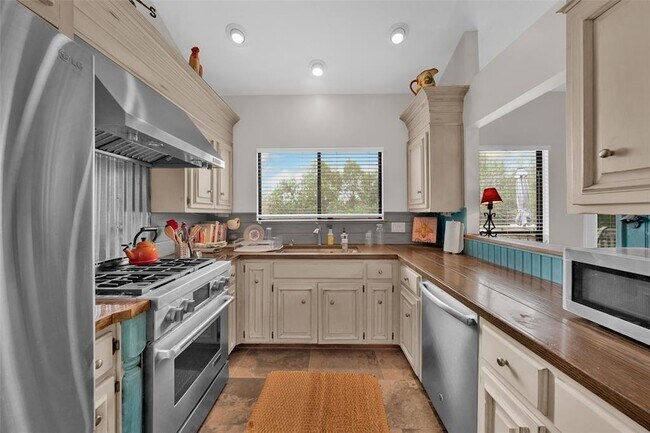 Foto del edificio - 4404 Travis Country Cir
