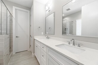 Building Photo - 240 Julia St