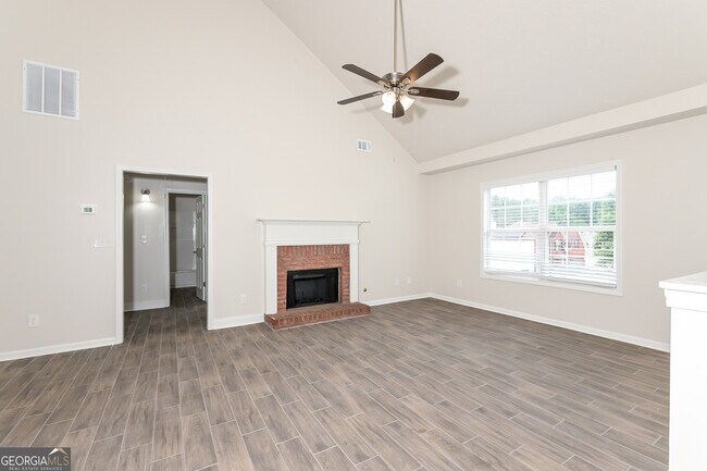 Building Photo - 1599 Queen Elizabeth Dr