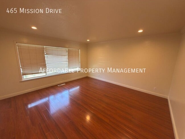 Building Photo - 465 Mission Dr