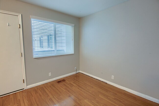 Foto del edificio - Stunning Condo Unit In Prime Location!