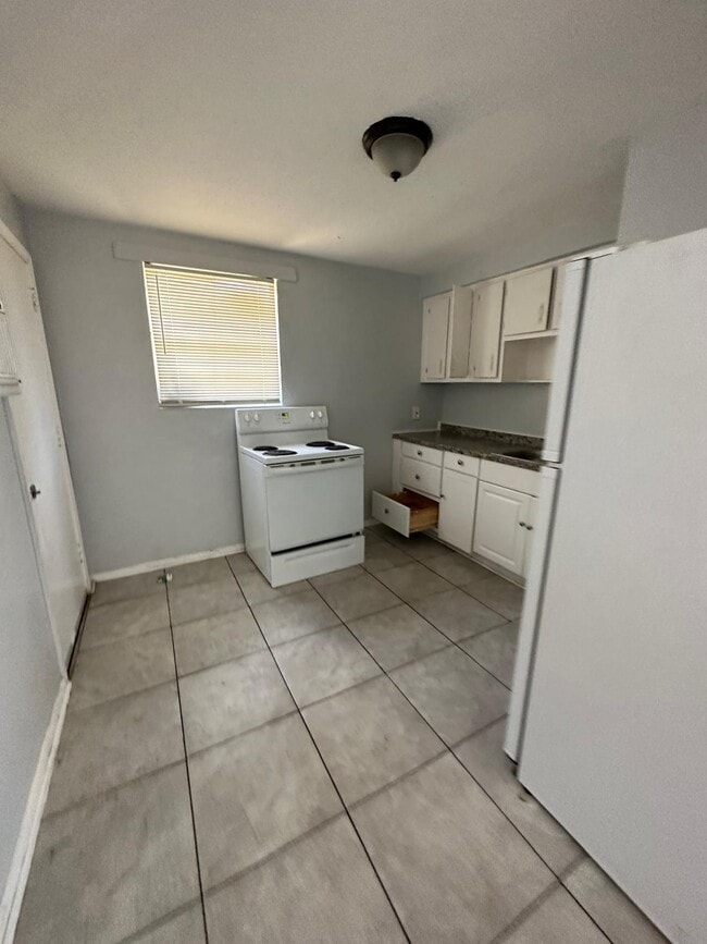 Building Photo - 1305 W 6th St