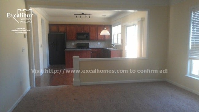Building Photo - BEAUTIFUL HOME WITH FENCED BACK YARD.