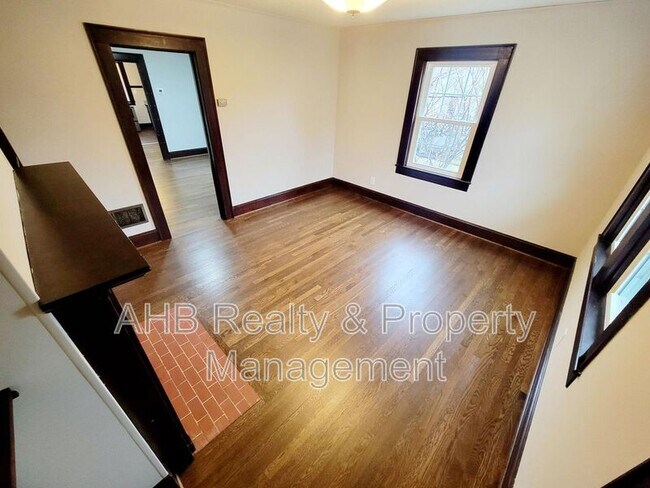 Building Photo - 122 Markham St