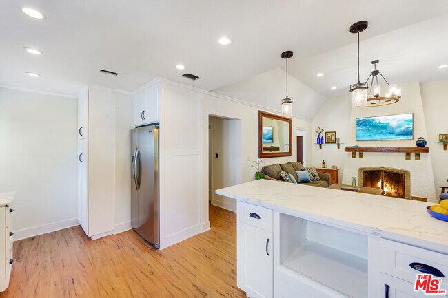 Foto del edificio - 8818 Rosewood Ave