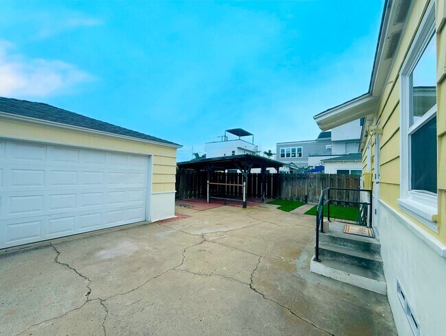 Foto del edificio - Beach House with Big Garage
