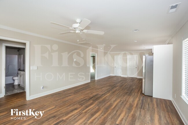 Building Photo - 621 E Mills Dr