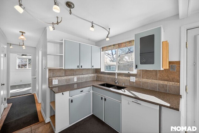 Foto del edificio - Charming 3 BR House in Lakewood