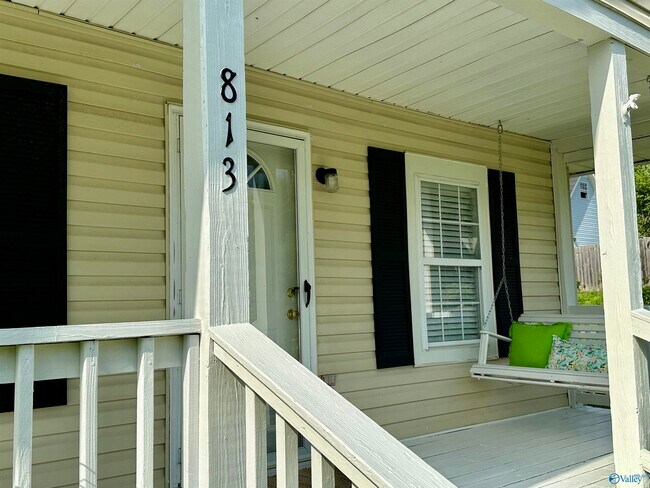 Foto del edificio - 813 Oshaughnessy Ave NE