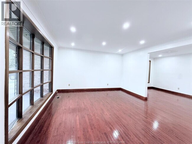 Photo du bâtiment - 9495 Beachdale Rd