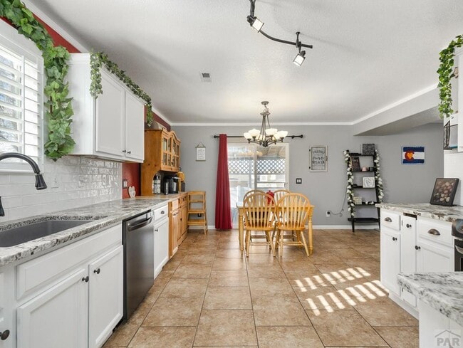Building Photo - 2203 Meadowlark Ln